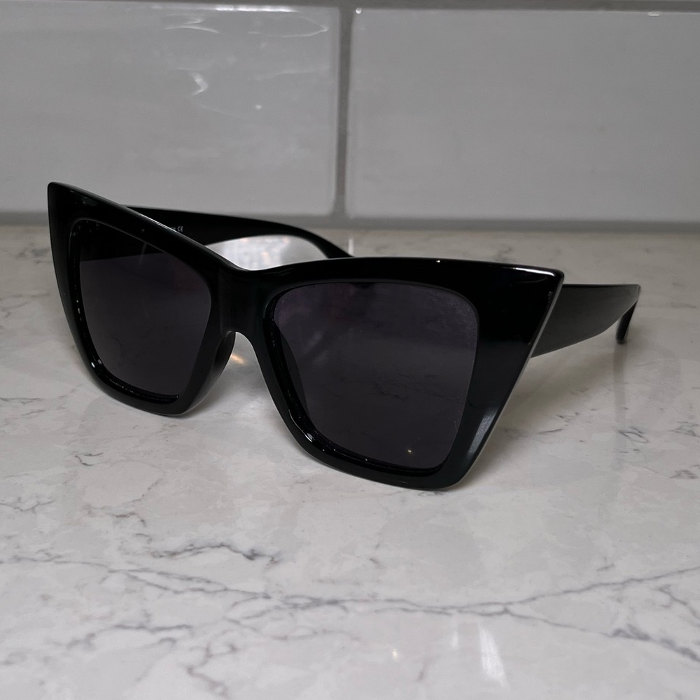 Chic Black Cat-Eye Sunglasses